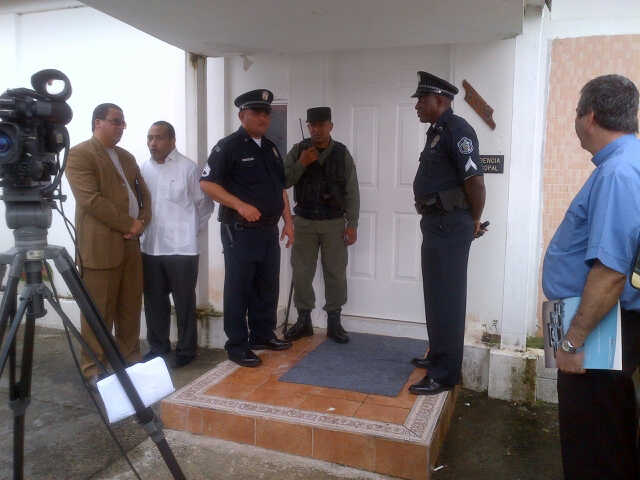 La entrada de la casa del Obispo Audilio Aguilar es custodiado por las unidades policiales. Foto/Delfia Cortez<br>