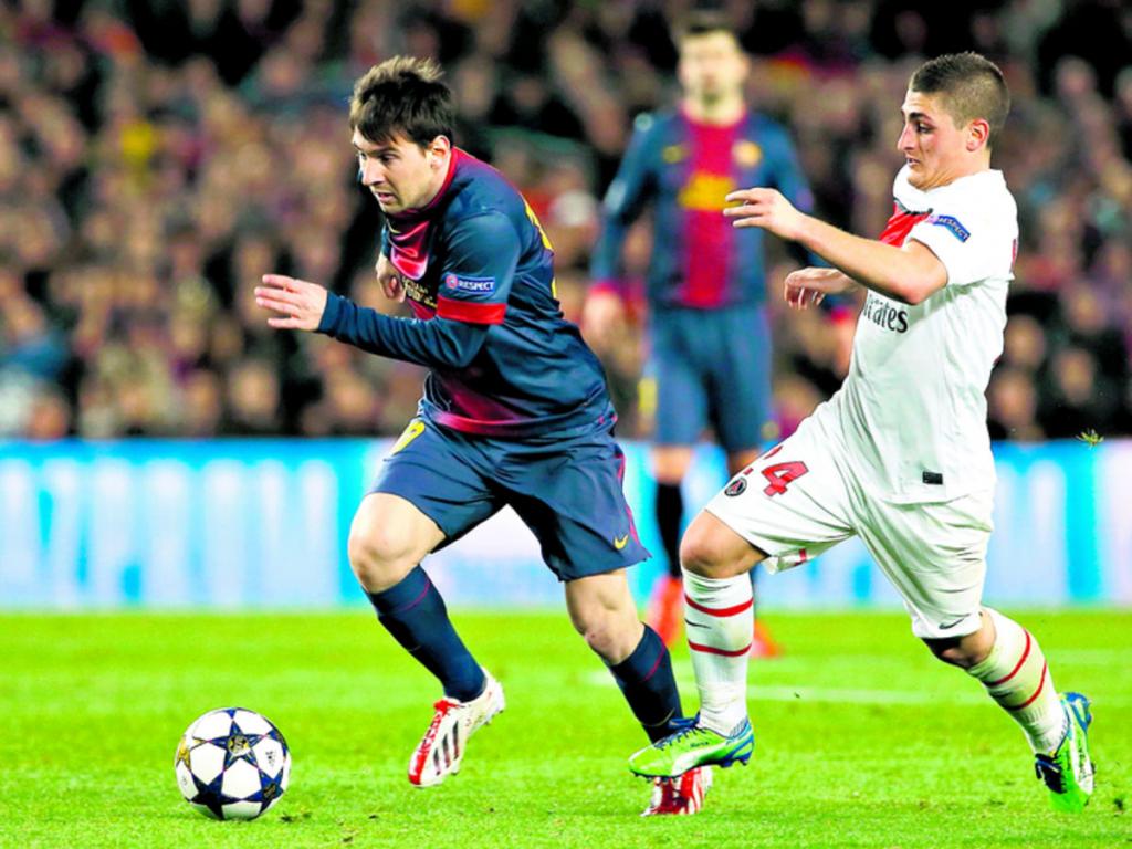 El atacante argentino del Barcelona, Lionel Messi (izq.), ingresó en la segunda mitad e inyectó de energía a su equipo, que terminó empate 1-1 con el PSG y clasificó de ronda.(AP)