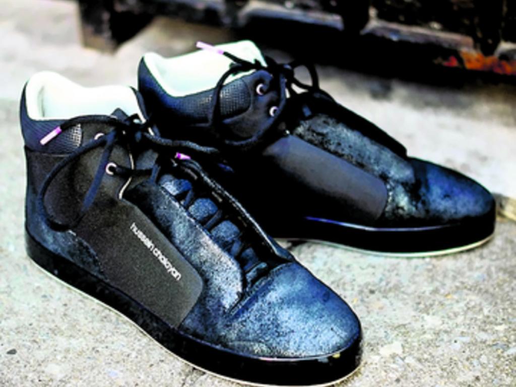 Las segundas tienen un diseño más discreto y sobrio. Son de tobillo alto y de color negro. La textura, a pesar de ser monocromática, cuenta con un brillo especial que las hace muy originales y nada aburridas. Muy cool.