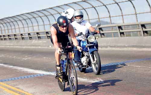 <p>Fácil. Lance Armstrong aprovechó la parte ciclística.</p>