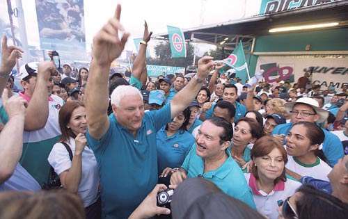 <p>Reunión. Simpatizantes esperaban en la sede del partido.</p>