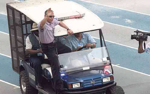 <p>Pastor. Desde este vehículo saludo a la congregación.</p>