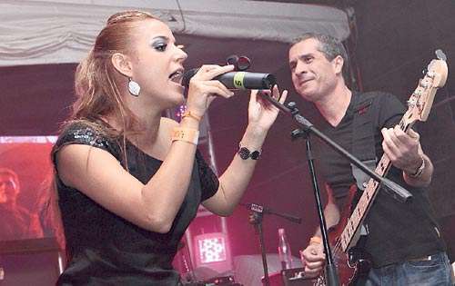 <p>Cantante. Priscila Moreno acompañada por Juan Octavio y Mundito Archibold.</p>