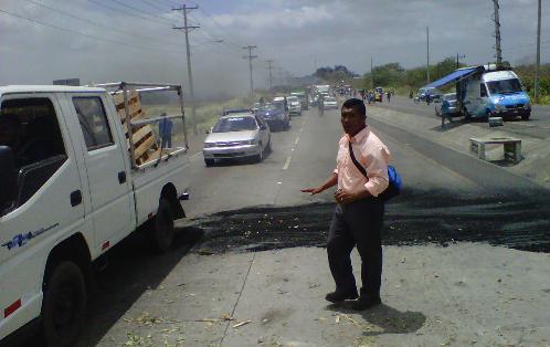 Los manifestantes abrieron dos carriles de la vía. Foto/Jesús Simmons<br>