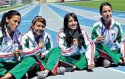 <p>Alegría. Las mexicanas ríen tras conquistar medallas.</p>