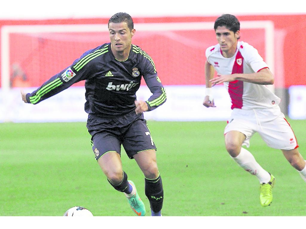 Estrella. CR-7 conduce el esférico con tranquilidad.(EFE)
