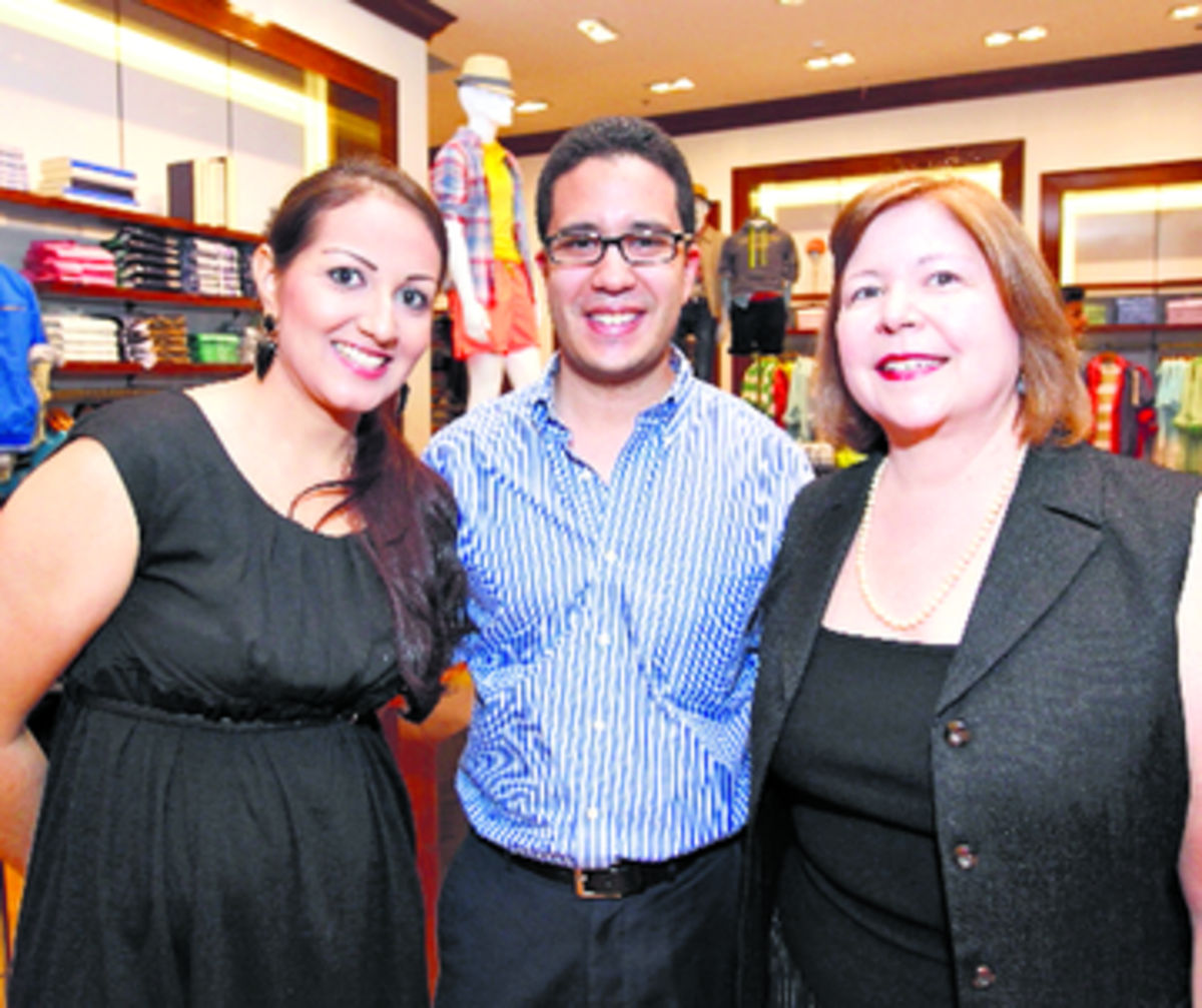 2. Marisabel Serna, Miguel Ángel Luján y Nelly de Luján.