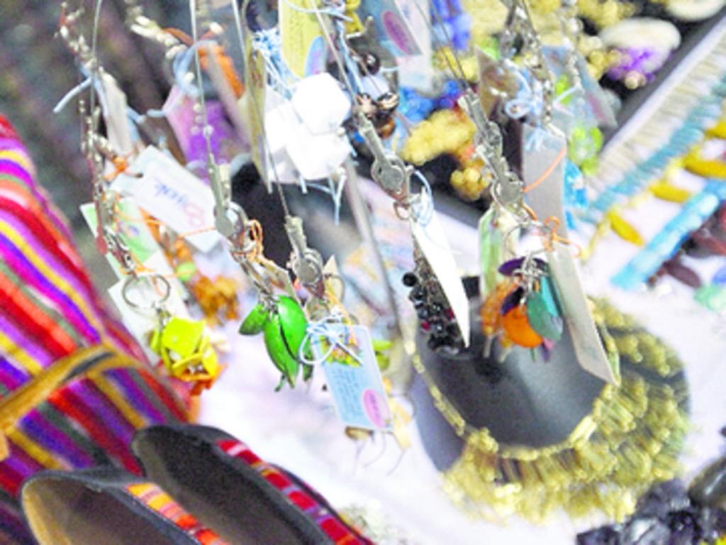Hermosos accesorios llamaron la atención de las féminas que se dieron cita.