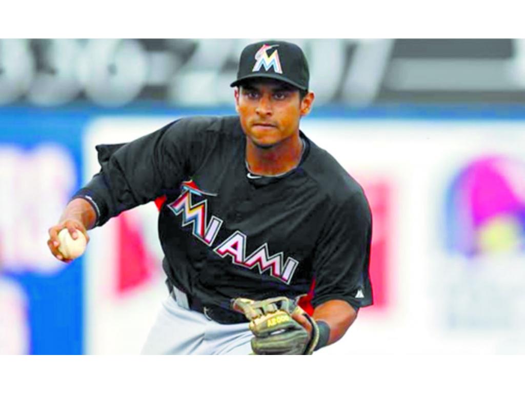 El colombiano Donovan Solano ya ha jugado en el estadio nacional Rod Carew.(AP)
