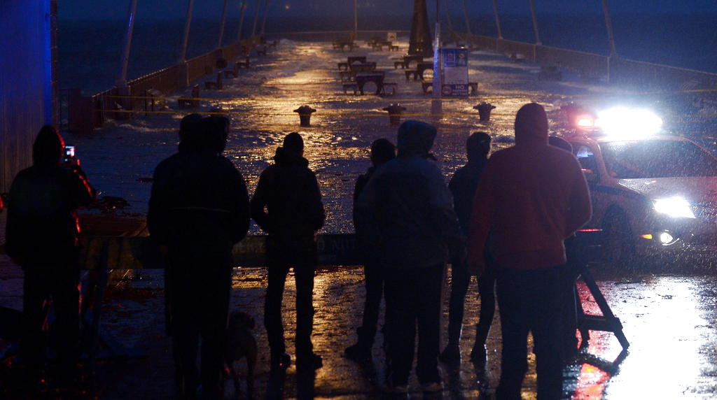Personas observan la llegada del Huracán Sandy a los Estados Unidos. Foto/EFE<br>