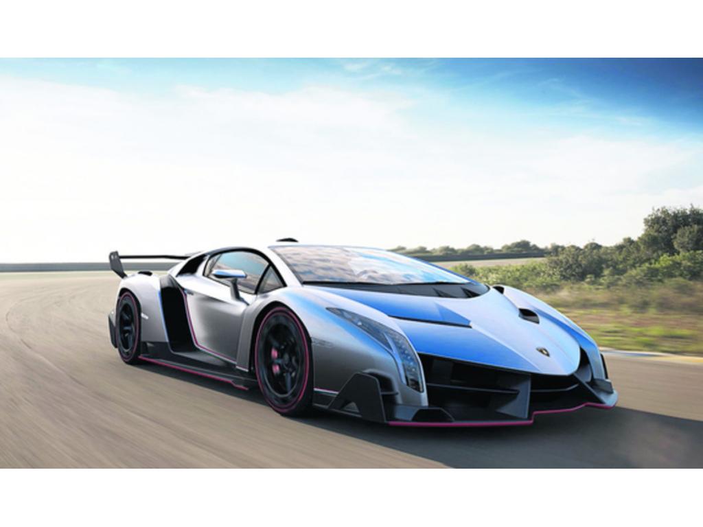 En el interior del Lamborghini Veneno se ha usado tejido de fibra de carbono (se llama CarbonSkin) para la construcción de los asientos y para los revestimientos de todo el habitáculo, dándole un toque elegante al auto.()