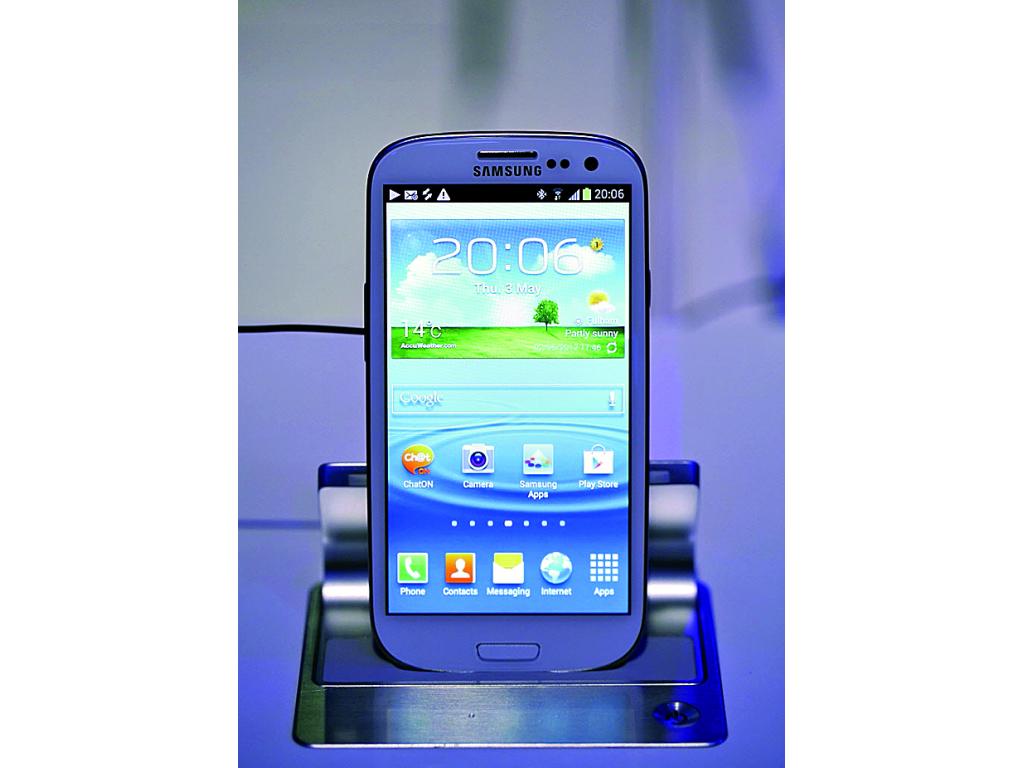 La diferencia más notable de este dispositivo, que tuvo gran aceptación, es la pantalla de 4.8 pulgadas con una resolución de 1280x780 píxeles de tipo HD Super AMOLED, con un tiempo de respuesta de 0.001 milisegundos.()