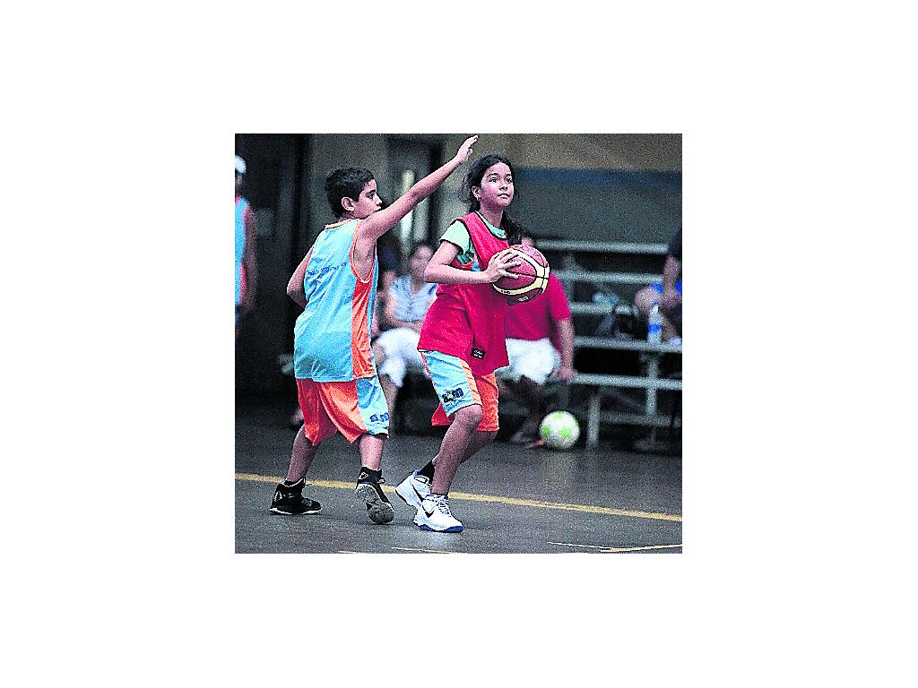 La academia de baloncesto cuenta con damas y caballeros.()