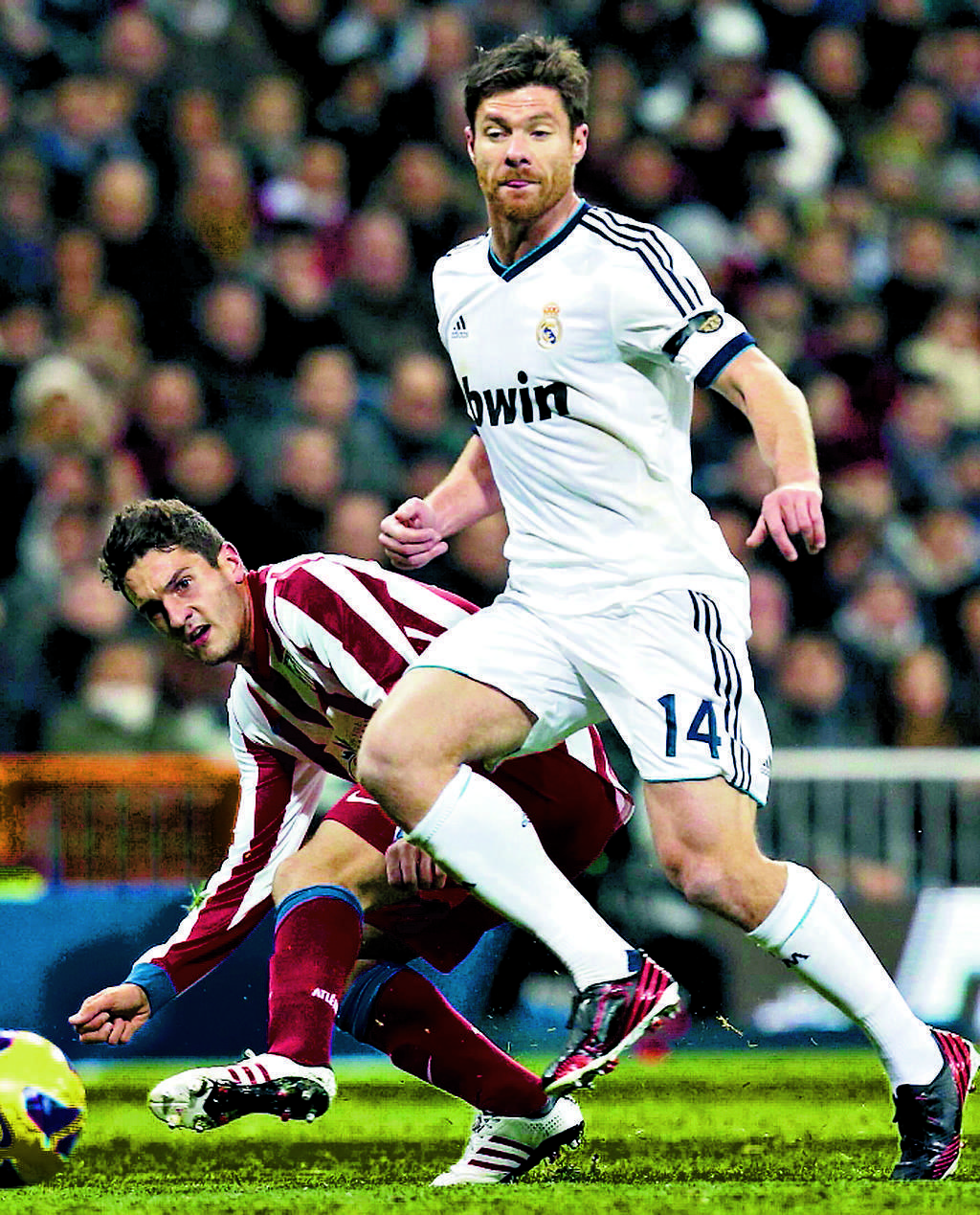 Dominio. Xabi Alonso (d), intenta robar la pelota al centrocampista del Atlético, Jorge Resurreción "Koke".(EFE)