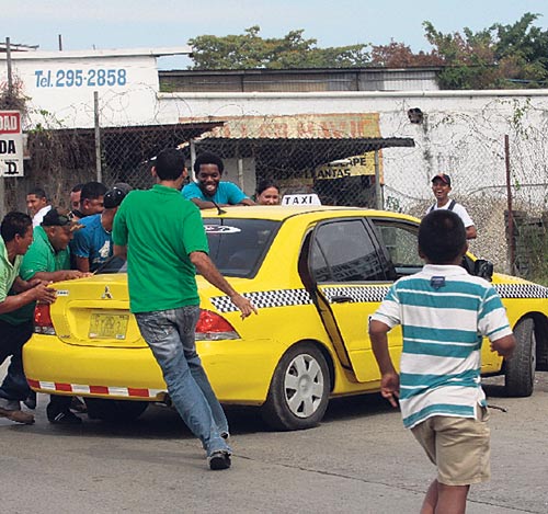 <p>Agresión. Casi linchan al taxista por intentar pasar.</p>