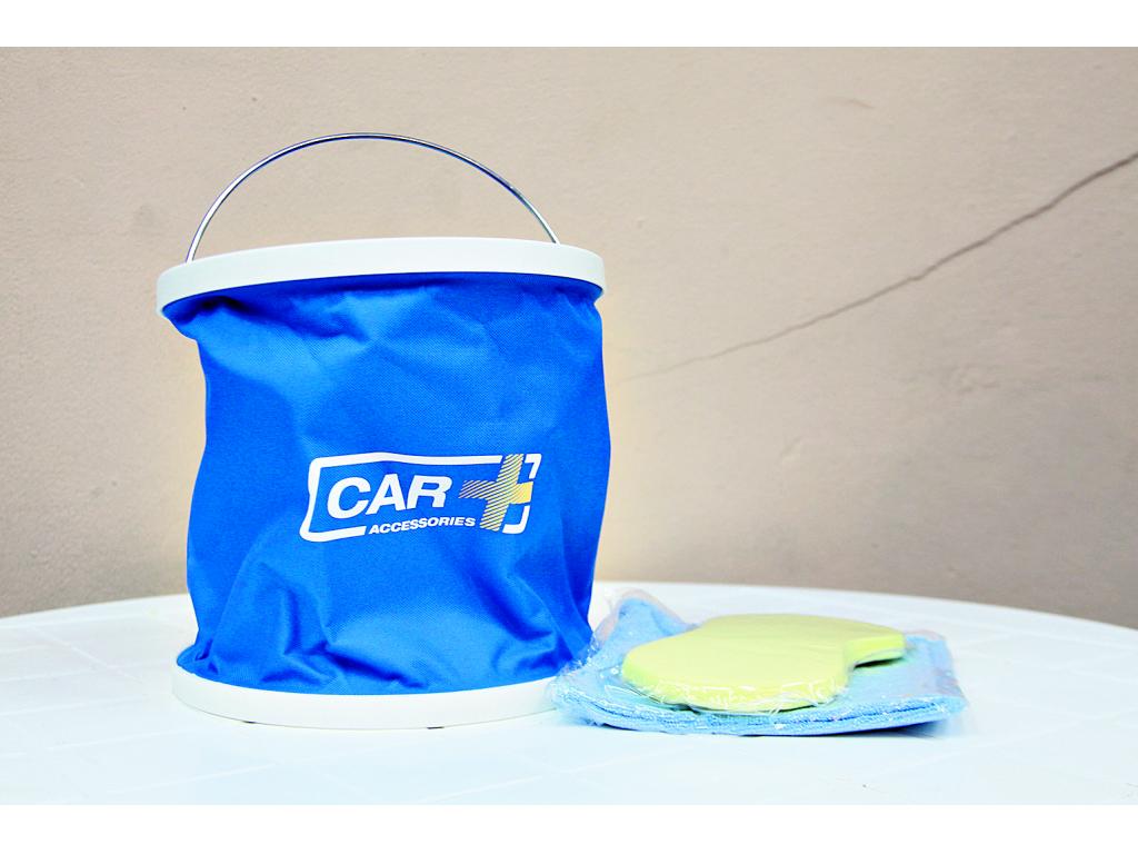 Limpieza. Cubo plegable para lavar el auto, el cual viene con su esponja absorbente y su paño de microfibra, para una mayor limpieza del vehículo. ()