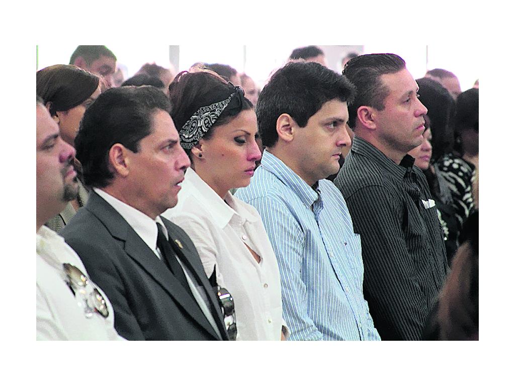 Amigos.Visiblemente afectados por la pérdida.()