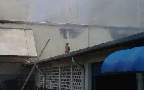 El fuego aún no ha sido controlado en su totalidad. Foto/Víctor Arosemena