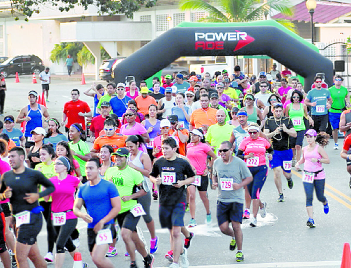 2. Más de 300 corredores participaron en la carrera en honor a los Reyes Magos.