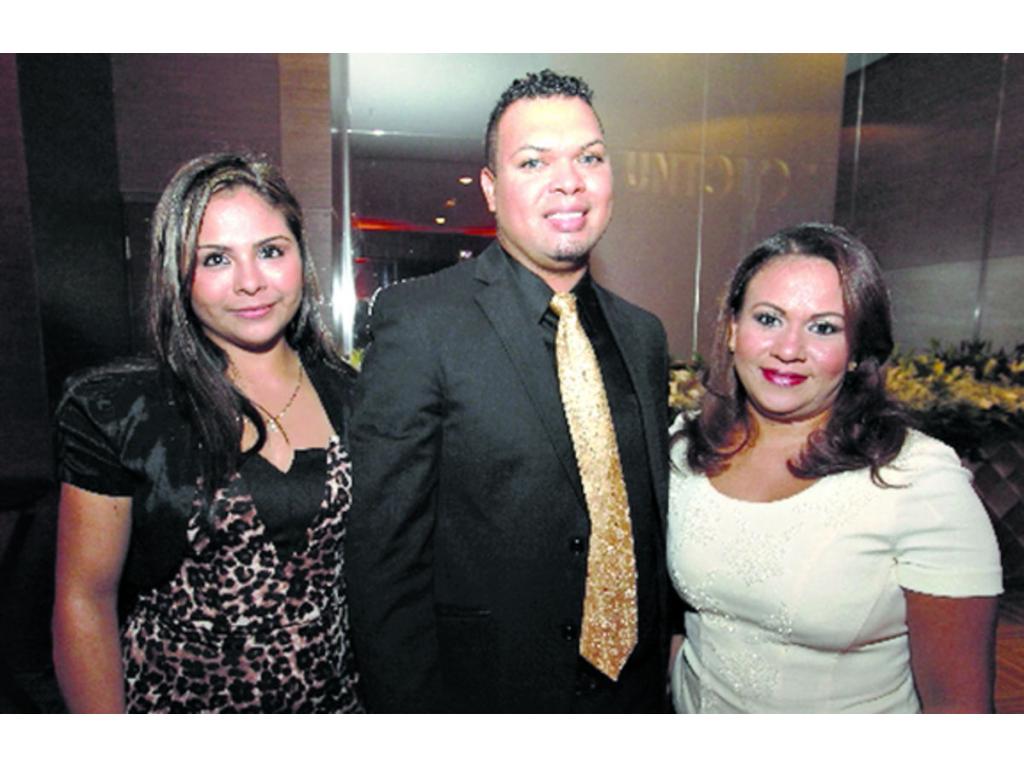4. Elizabeth Espinosa, Aldo Catuy e Idarela Gómez.