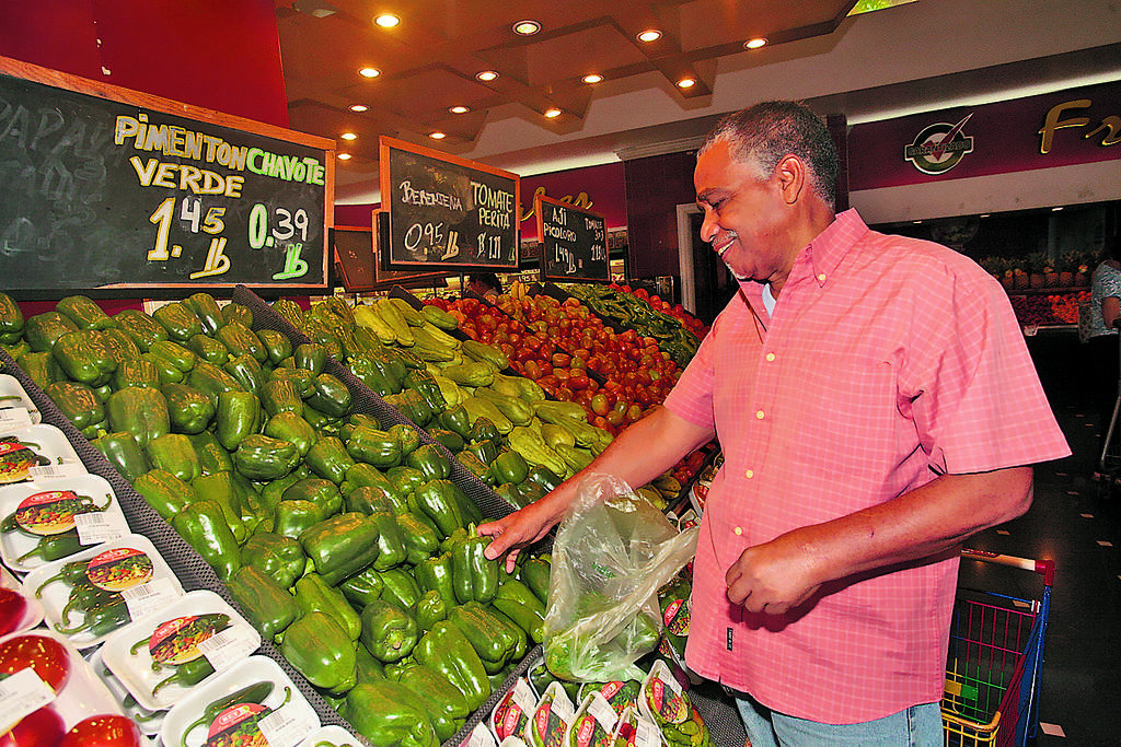 Variedad. Los consumidores adquieren una diversidad de productos.(Archivo.)