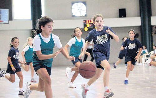 <p>Disputa. Las pequeñas canasteras lucharon cada balón.</p>
