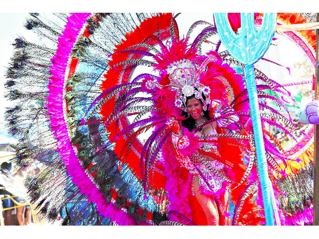 Kairolys Vega también deslumbró con el plumaje de pavo real que llevó en el primer día de culecos. Desde seis tarimas instaladas alrededor del parque Unión y el Centenario, distintos DJ animaron las mojaderas.()
