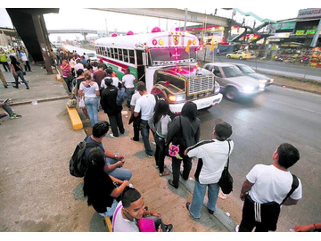En el este aún circulan los diablos rojos de Chepo.(Noriel Gutiérrez)
