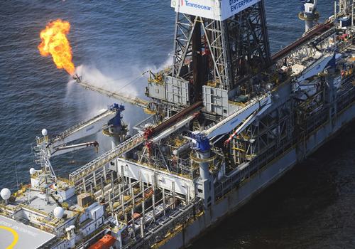 Vista de llamas del área junto al buque de exploración Discover Enterprise (arriba c) mientras el Perforador de Desarrollo Transoceanico II (abajo) perfora un pozo de alivio cerca al área del derrame de la BP en el Golfo de México, en la costa de Luisian