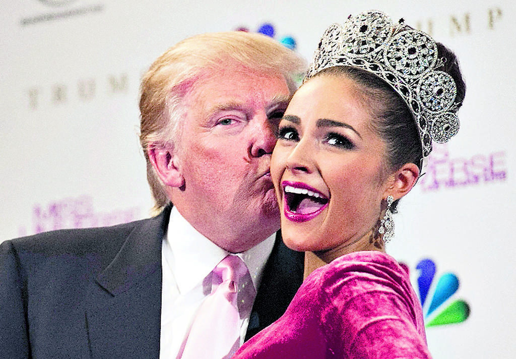 Franquicia. Donald Trump besa a Olivia, tras el triunfo.(EFE.)