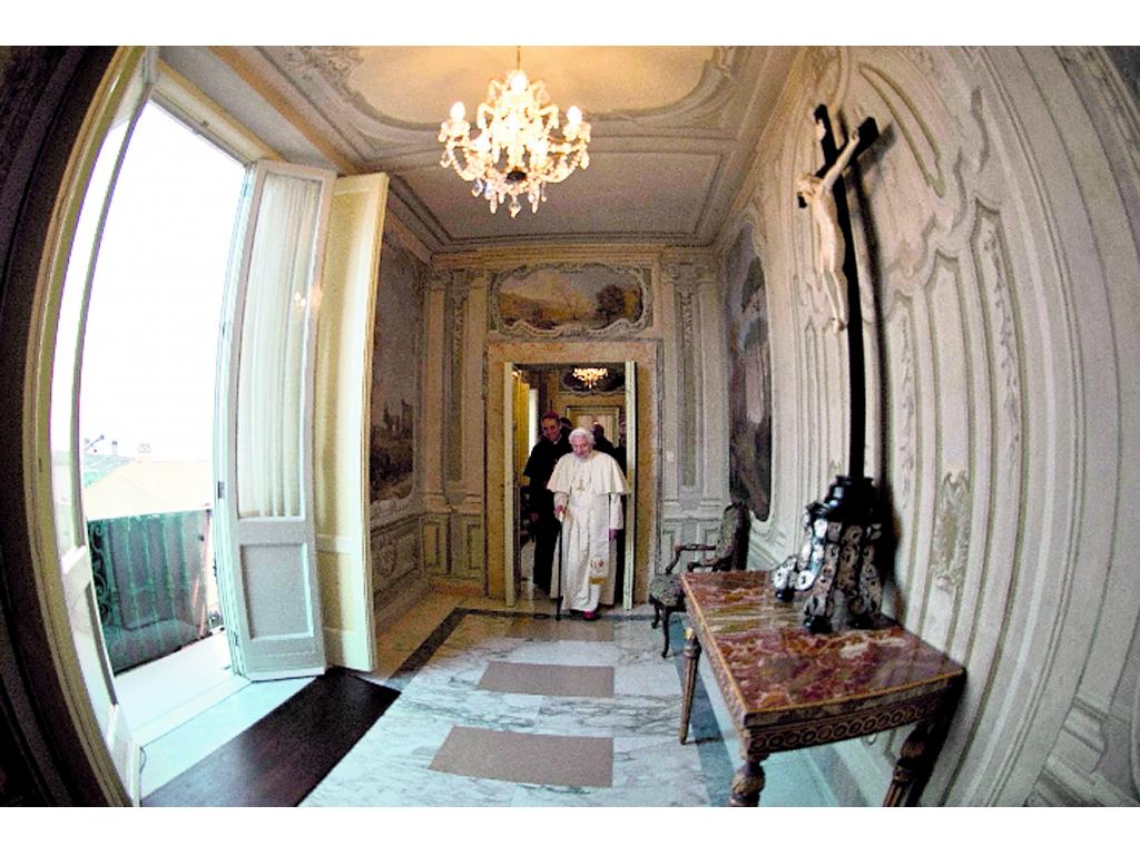 El primer día, el papa emérito se dedicó a rezar, caminar y ver TV.(AP)