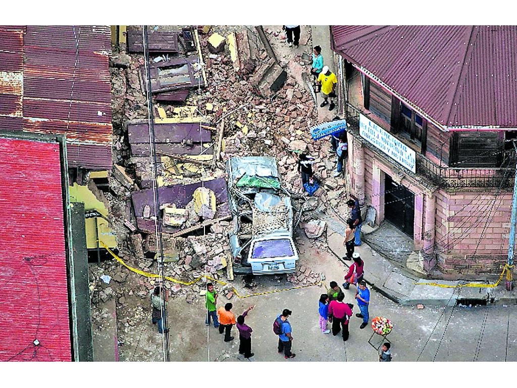 Caos. Moradores caminan entre los escombros.(AP)