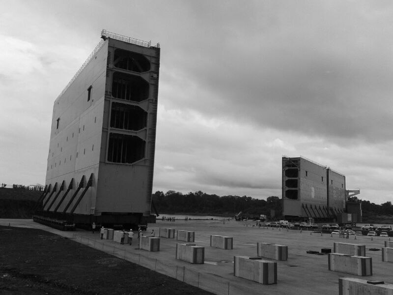 Momento en que las compuertas son desmontadas. Foto/Carlos Lemos<br>