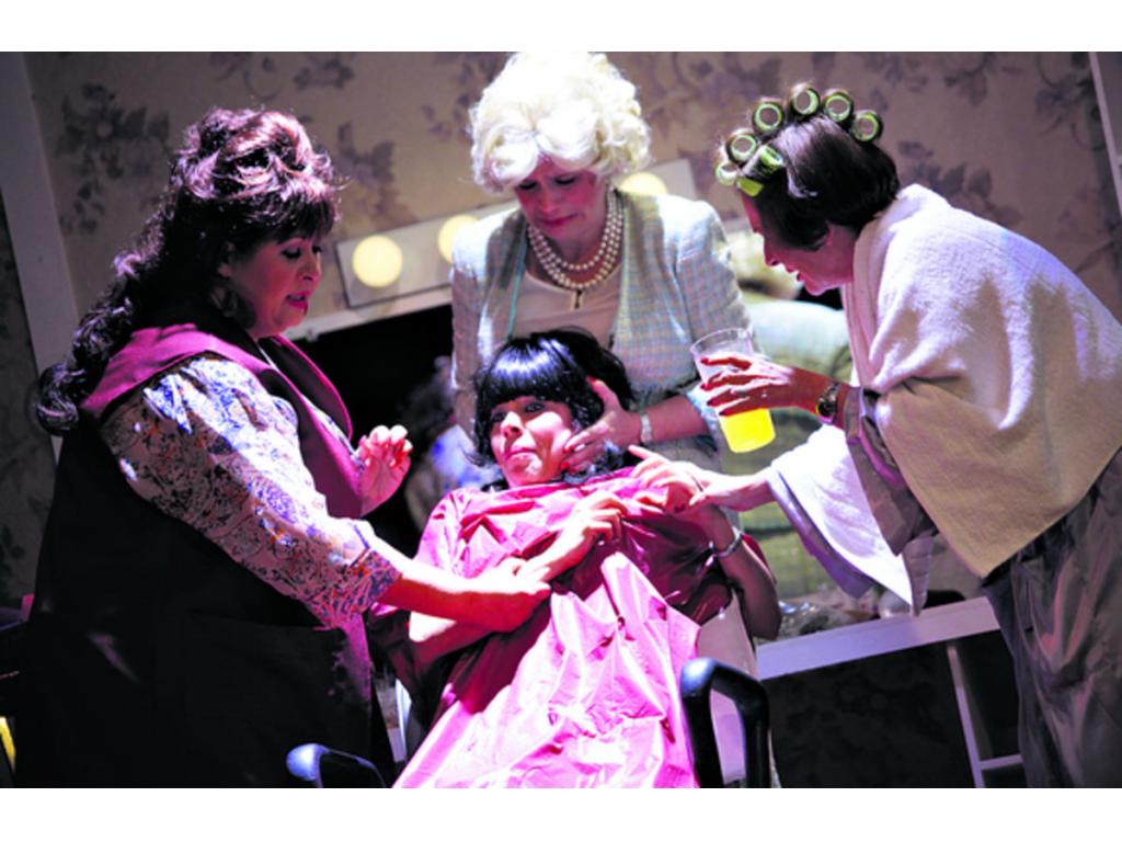 Truvy (Diana de Díaz), Clarita (Larissa Morales) y M´lyn (Cloty Luna), ayudan a Shelby (Yimara Pérez Royko) a superar una crisis. Para que su actuación pareciera más real, Yimara se asesoró con médicos especialistas, porque, no es fácil expresar los sí