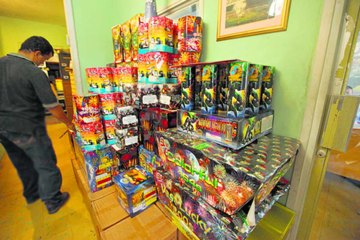 Los fuegos artificiales más buscados son los que pueden manipular los niños.(Carlos Lemos)