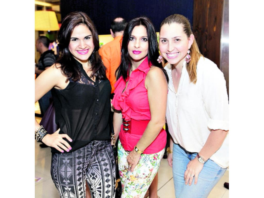 9. Patricia Flores, Yenia Sesin y Taryna Worthington.