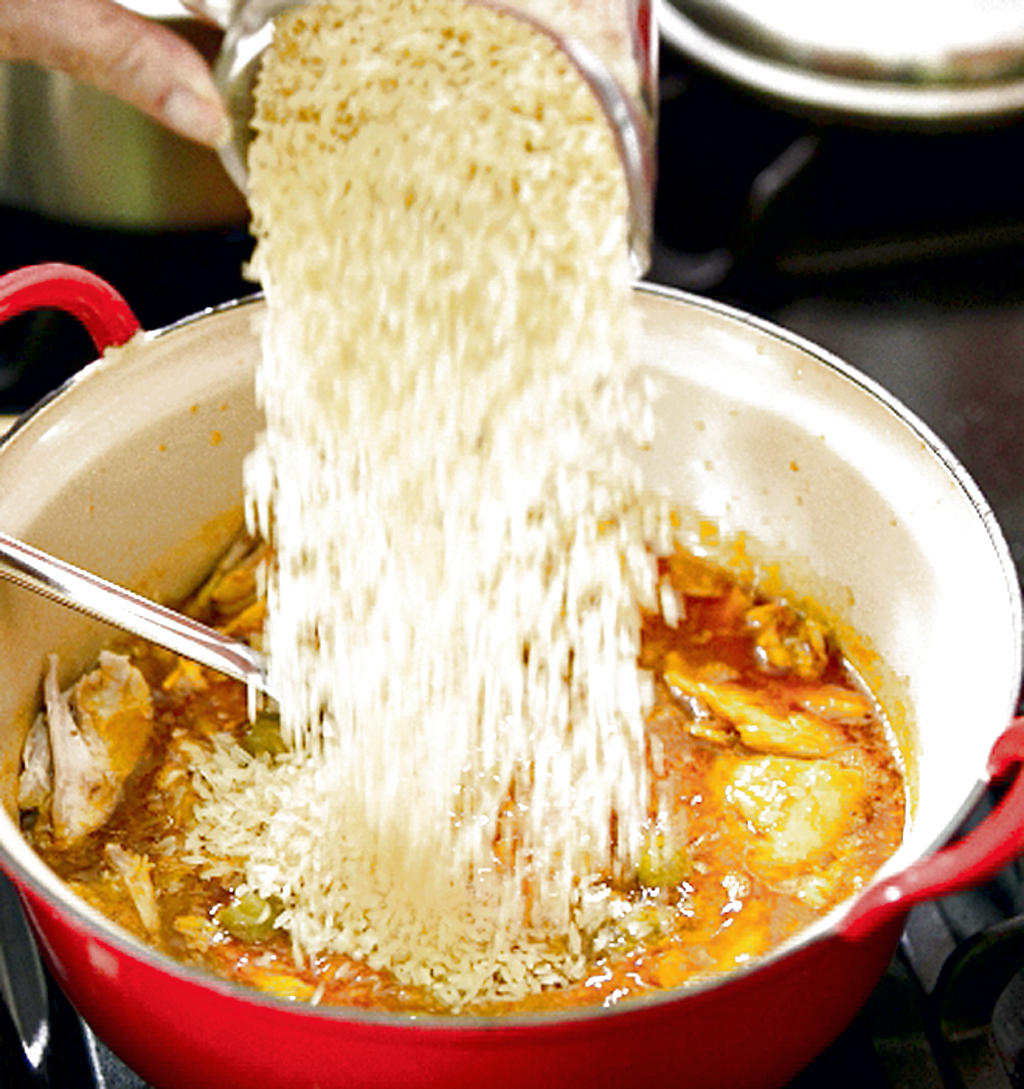 Agregue el pollo desmenuzado, previamente asado, y las tazas de arroz. ()