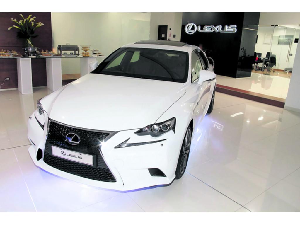 Referente a la seguridad, el Lexus IS 250 está provisto del VDIM (Sistema de manejo dinámico integrado del vehículo) que permite mejorar el rendimiento, el control de tracción y la estabilidad, que incluye el antibloqueo de frenos (ABS), distribución elec