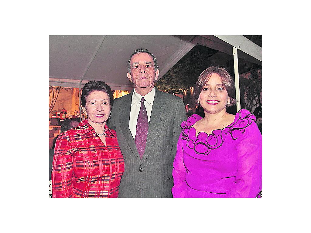 Lupita Zúñiga de Montenegro, José Montenegro Vargas, Marcela Gómez de Antinori.()