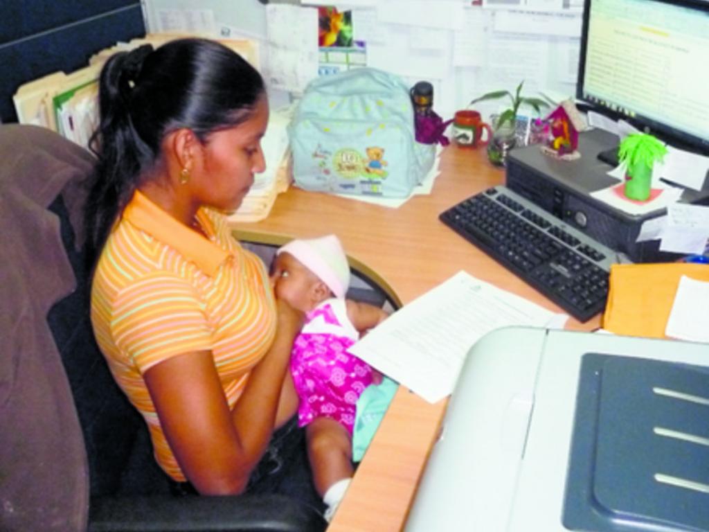 Se les dan clases de alfabetización y primaria a madres de familias.(Cortesía)