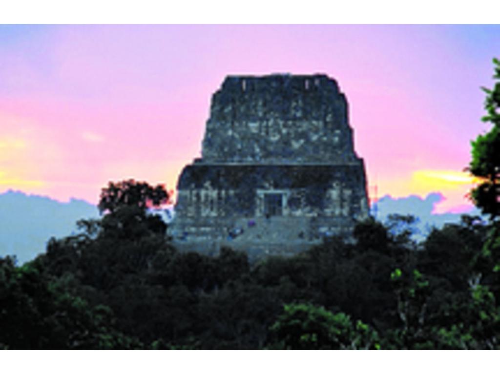 Desde la cima de la pirámide más alta de Tikal se observa entre la selva las otras pirámides al horizonte.