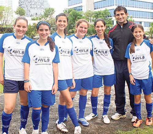 <p>Equipo. Chicas de la AIP y su entrenador, Víctor Suárez.</p>