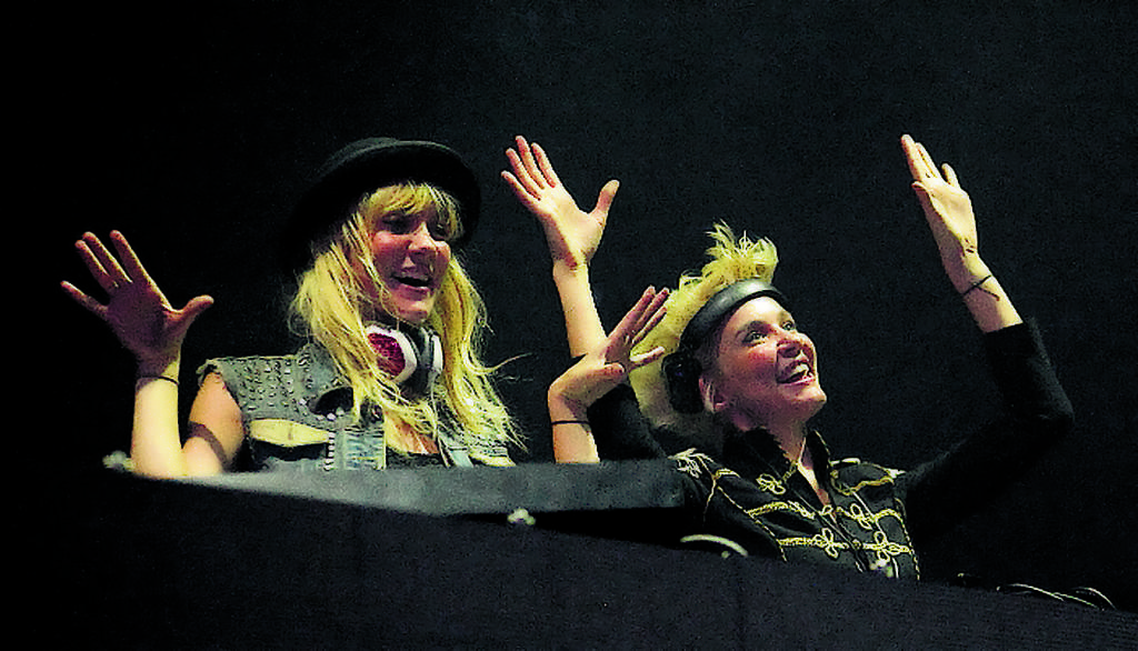 Grupo Nervo. Las cantantes y modelos, en acción.()
