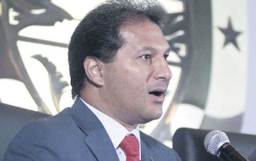 <p>Promesa. Cárdenas Jr. dará su apoyo al atleta.</p>