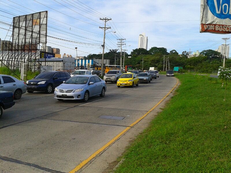 El cierre de calles provocó un tranque vehicular por la Tumba Muerto. Foto/Luis Ábrego<br>