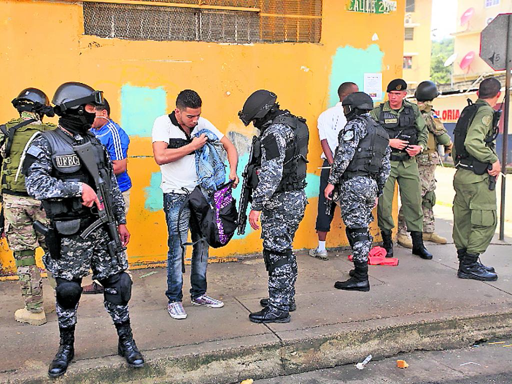 Requisas. La policía revisó a transeúntes en San Miguel.(Carlos Lemos)