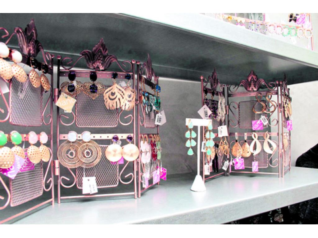 Los estantes de metal son otro de los muebles del atelier.