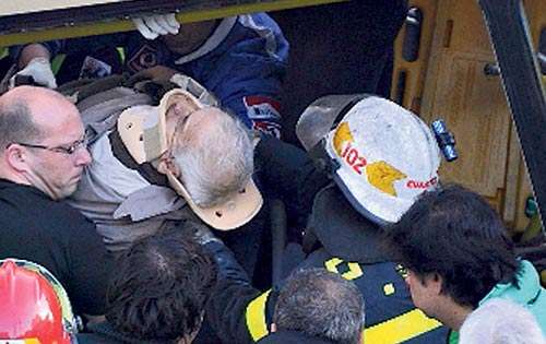 <p>Ayudan a un herido.</p>