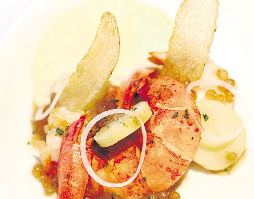 <p>Gastronomía. Combine las magníficas vistas acuáticas y la exótica comida del restaurante Darwin en la ciudad.</p>
