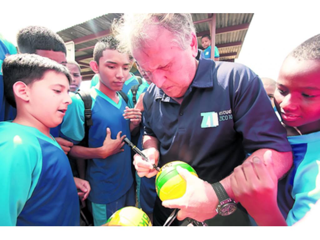 El crack brasileño firmó muchos autógrafos.